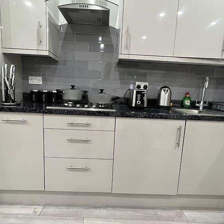 F4 Luxury Stays One Bed Apartment With Parking إيلفورد المظهر الخارجي الصورة