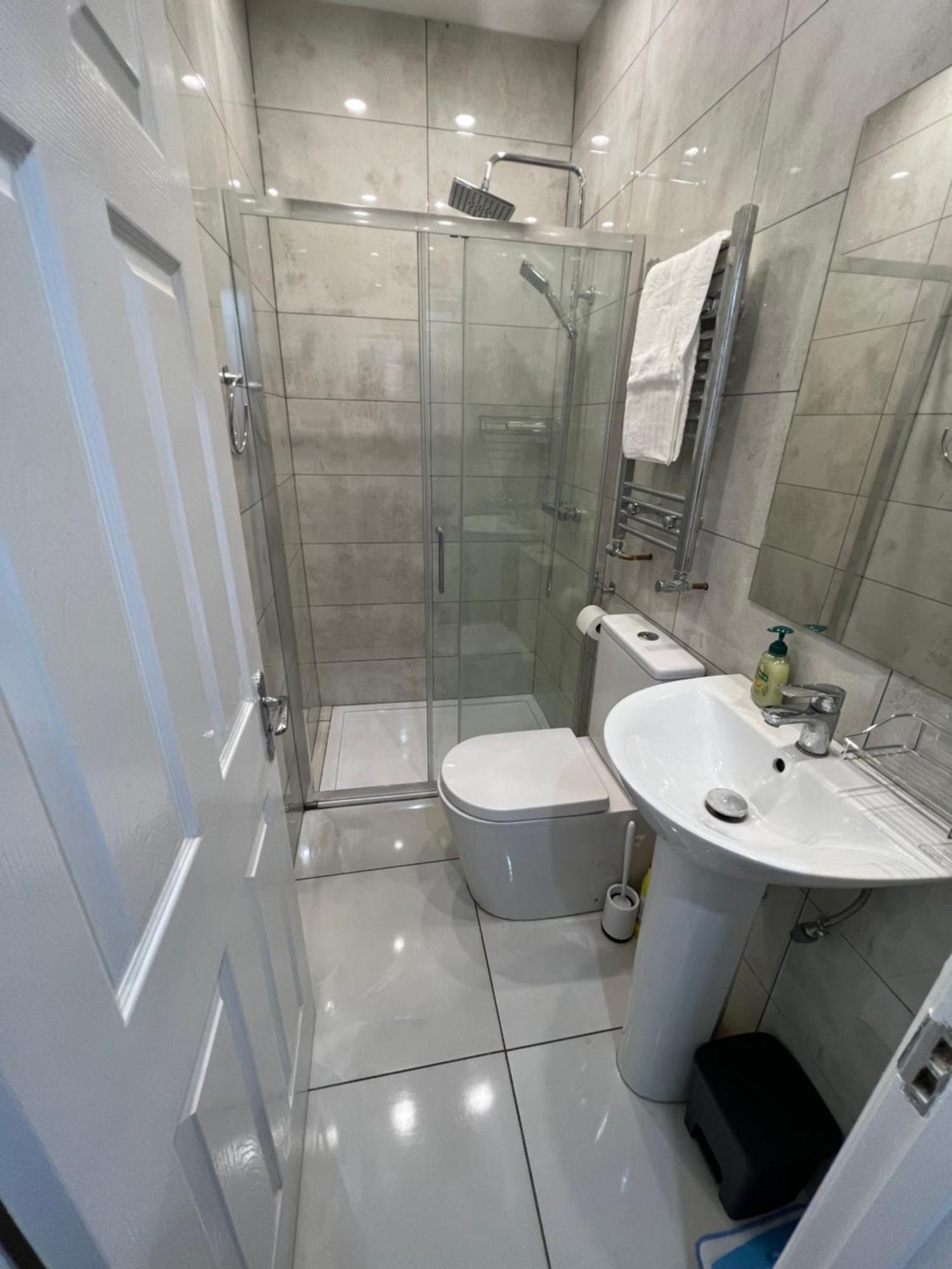 F4 Luxury Stays One Bed Apartment With Parking إيلفورد المظهر الخارجي الصورة