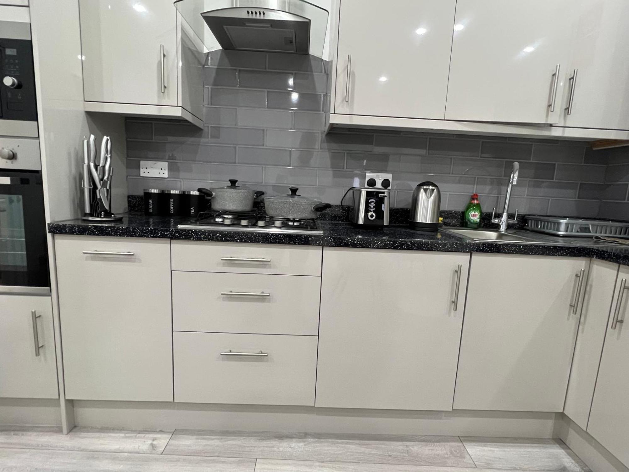 F4 Luxury Stays One Bed Apartment With Parking إيلفورد المظهر الخارجي الصورة