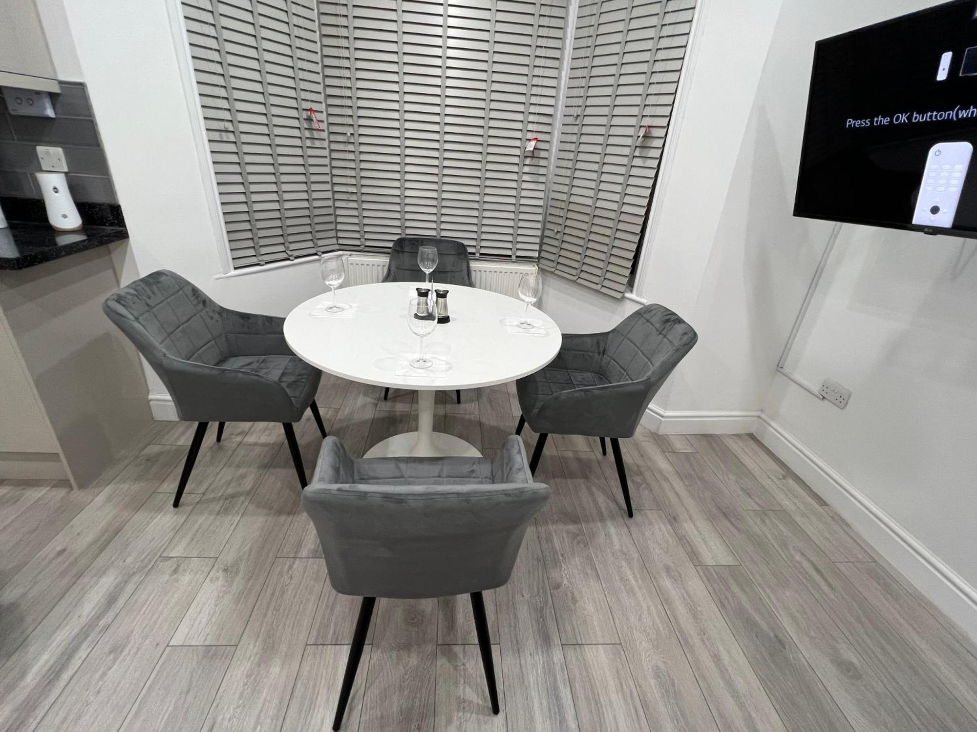 F4 Luxury Stays One Bed Apartment With Parking إيلفورد المظهر الخارجي الصورة