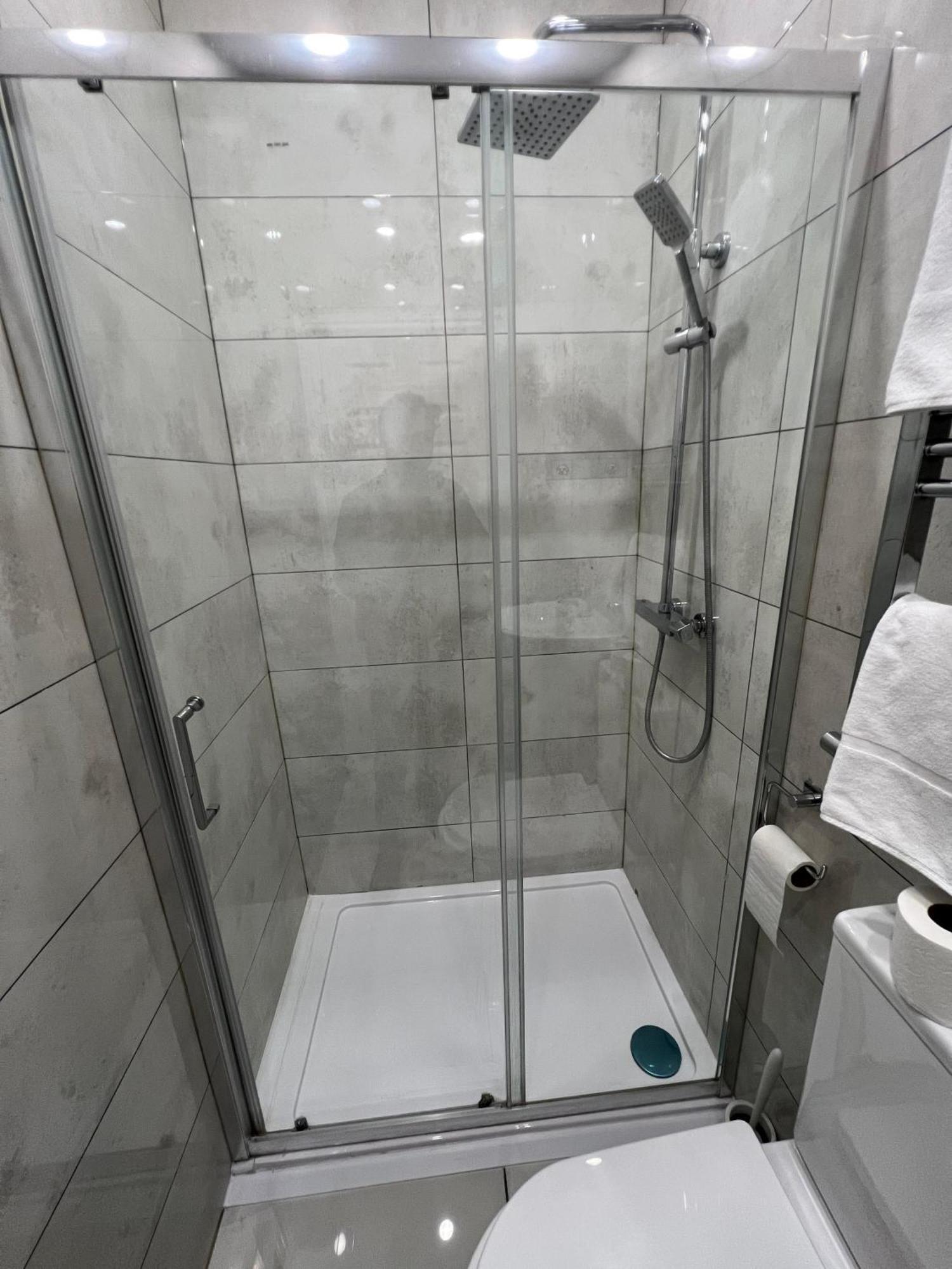 F4 Luxury Stays One Bed Apartment With Parking إيلفورد المظهر الخارجي الصورة
