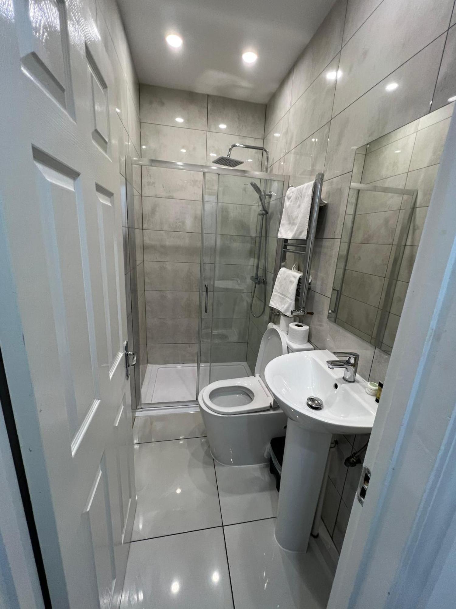 F4 Luxury Stays One Bed Apartment With Parking إيلفورد المظهر الخارجي الصورة