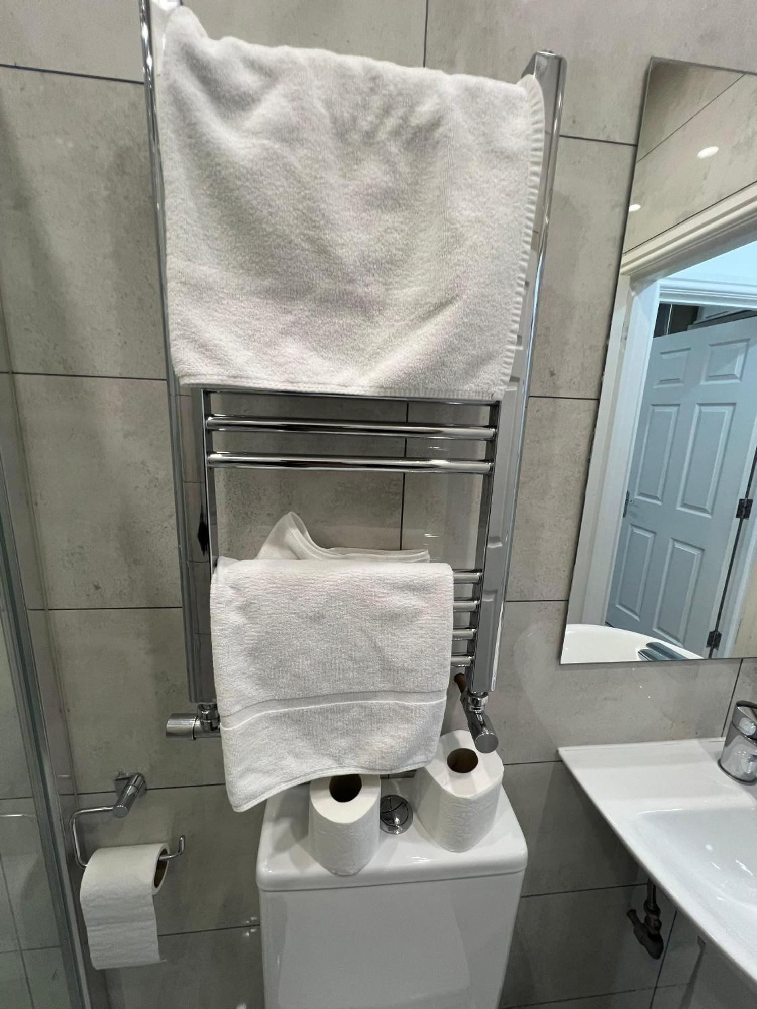 F4 Luxury Stays One Bed Apartment With Parking إيلفورد المظهر الخارجي الصورة
