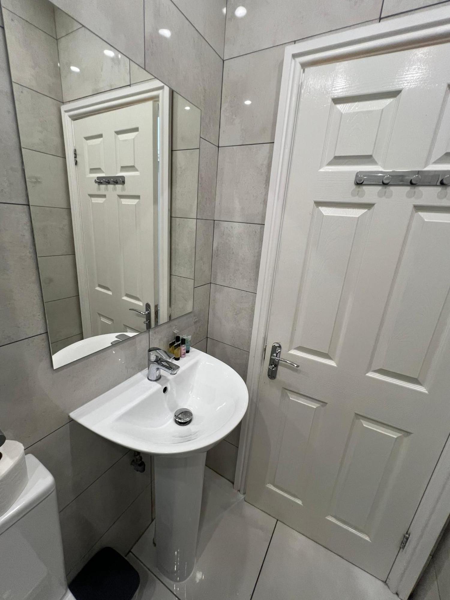 F4 Luxury Stays One Bed Apartment With Parking إيلفورد المظهر الخارجي الصورة